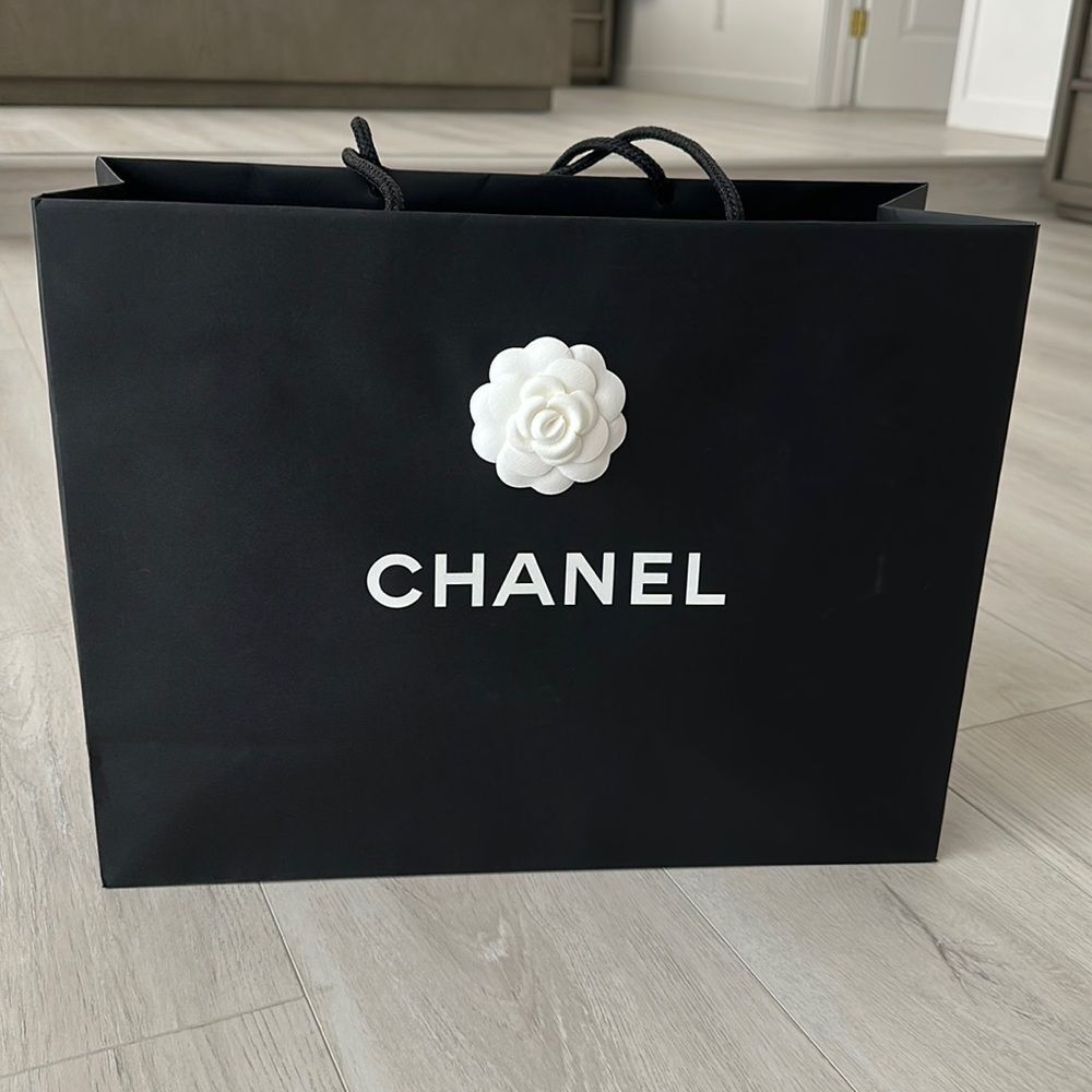 Chanel shopping bag with flower